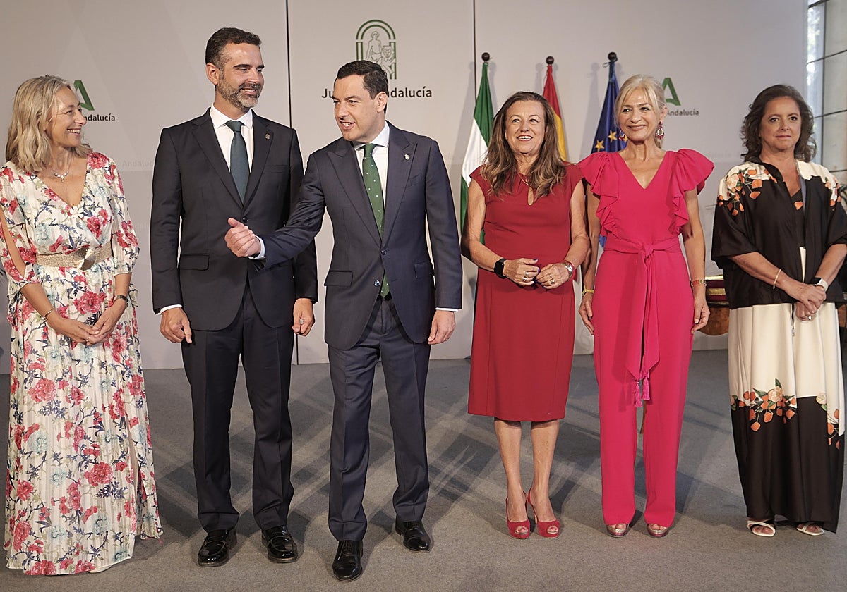 Juanma Moreno, junto a las consejeras nuevas y los que cambian de cartera