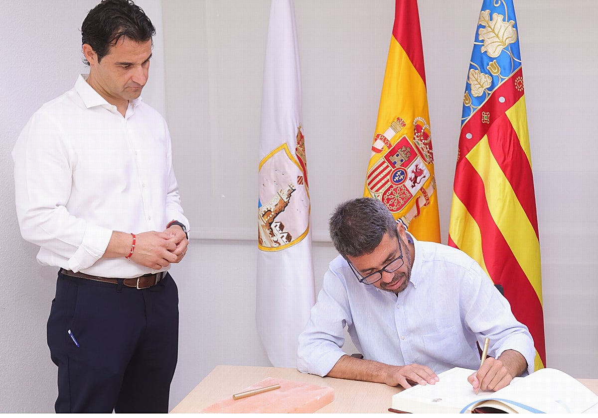 Imagen de Carlos Mazón junto al alcalde de Torrevieja, Eduardo Dolón, tomada este martes