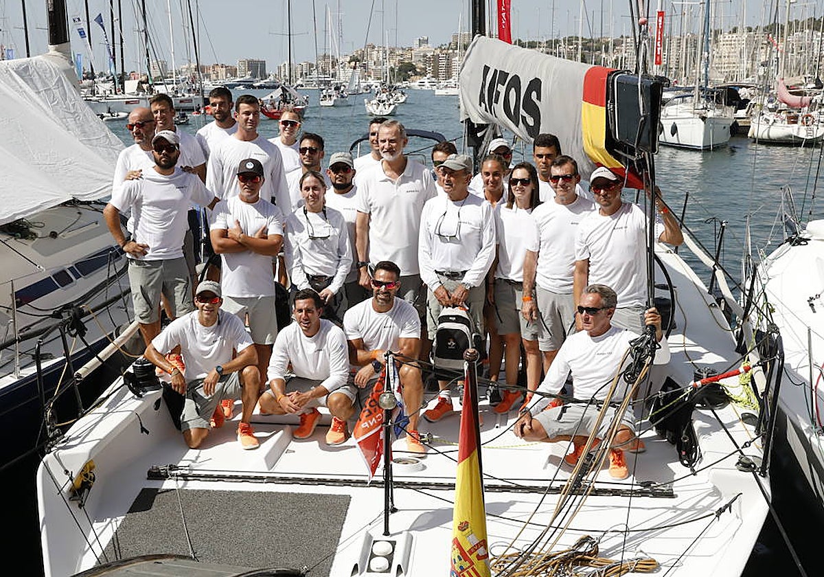 El Rey sale a navegar en el primer día de regatas en Palma