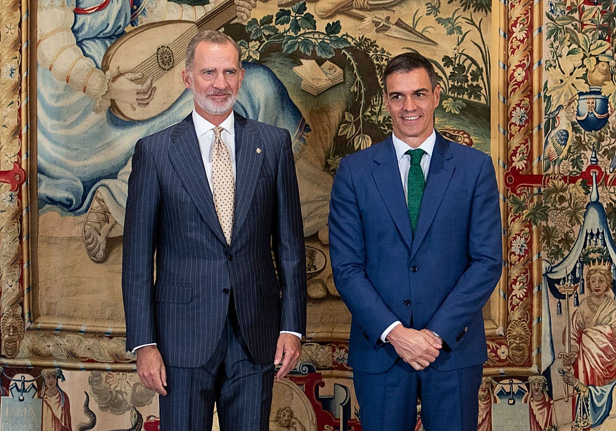 Felipe VI y Pedro Sánchez, en el Palacio Real de la Almudaina, en Palma, en su despacho de verano
