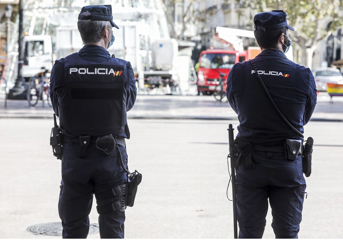 Imagen de archivo de dos agentes de la Policía Nacional en Valencia