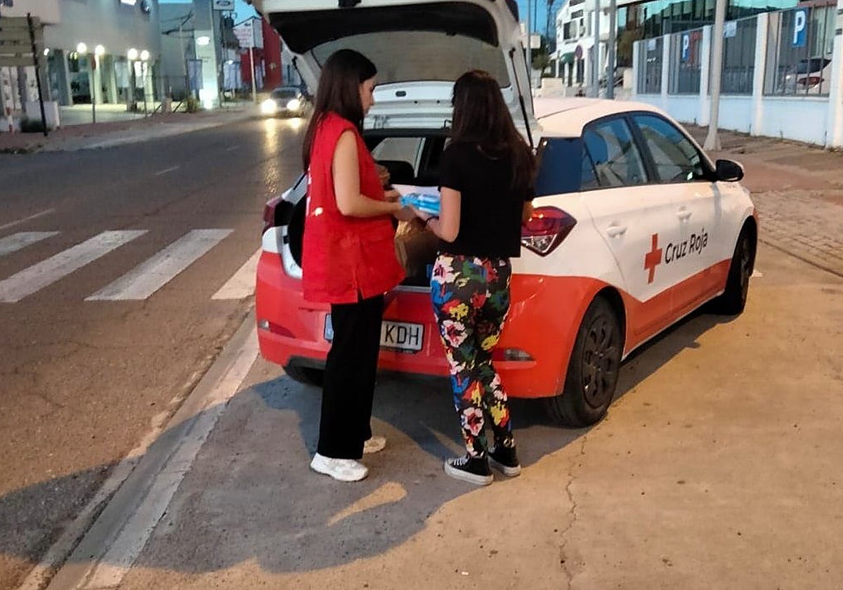 Cruz Roja atiende a una mujer en Córdoba