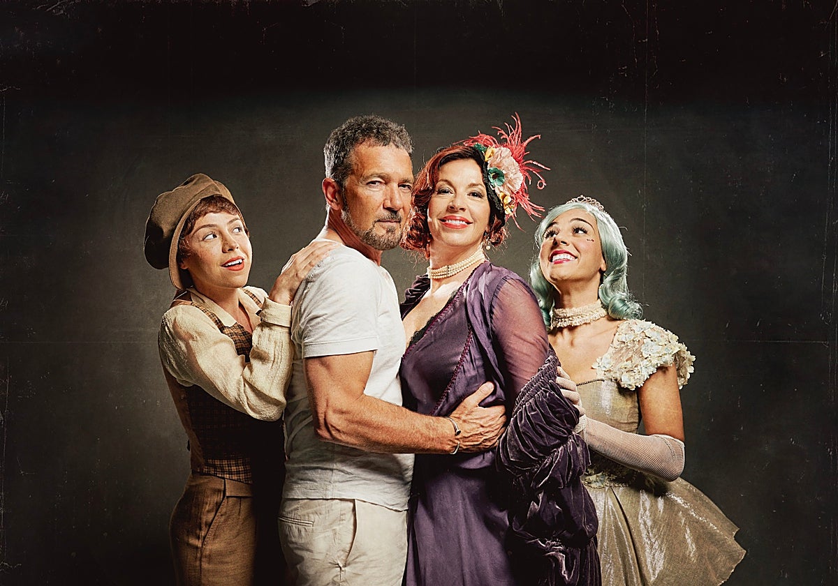 Antonio Banderas junto a las actrices protagonistas