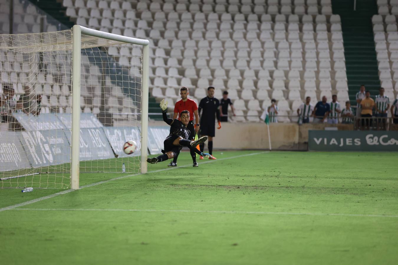 Las mejores imágenes del II Trofeo Puertas de Córdoba ante el Rayo Vallecano