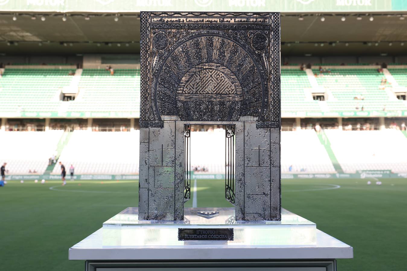 Las mejores imágenes del II Trofeo Puertas de Córdoba ante el Rayo Vallecano