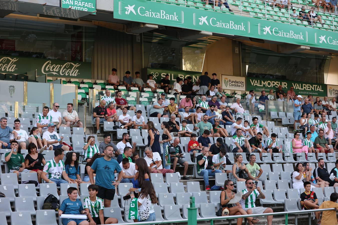 Las mejores imágenes del II Trofeo Puertas de Córdoba ante el Rayo Vallecano