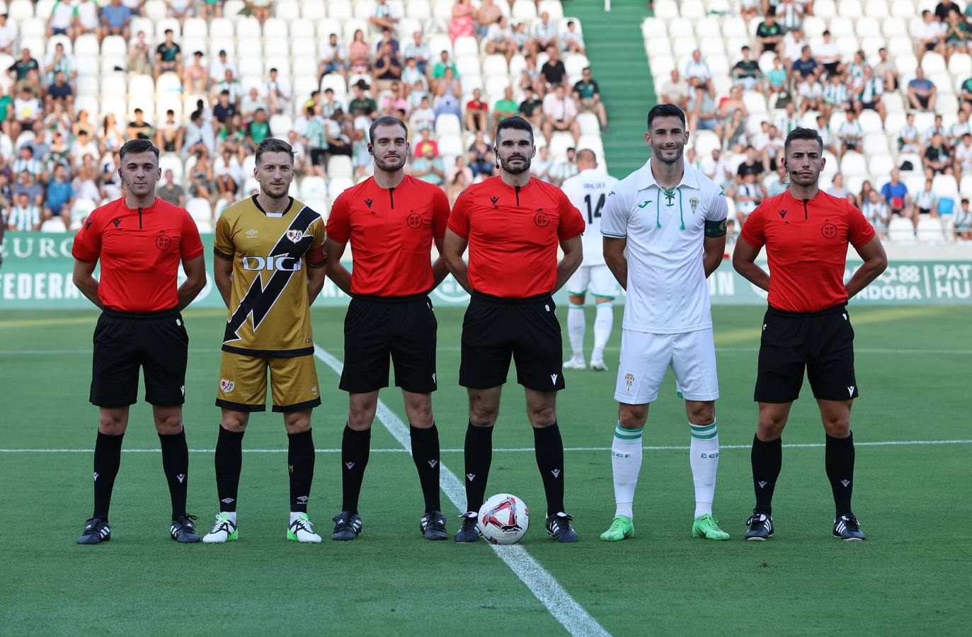 Las mejores imágenes del II Trofeo Puertas de Córdoba ante el Rayo Vallecano