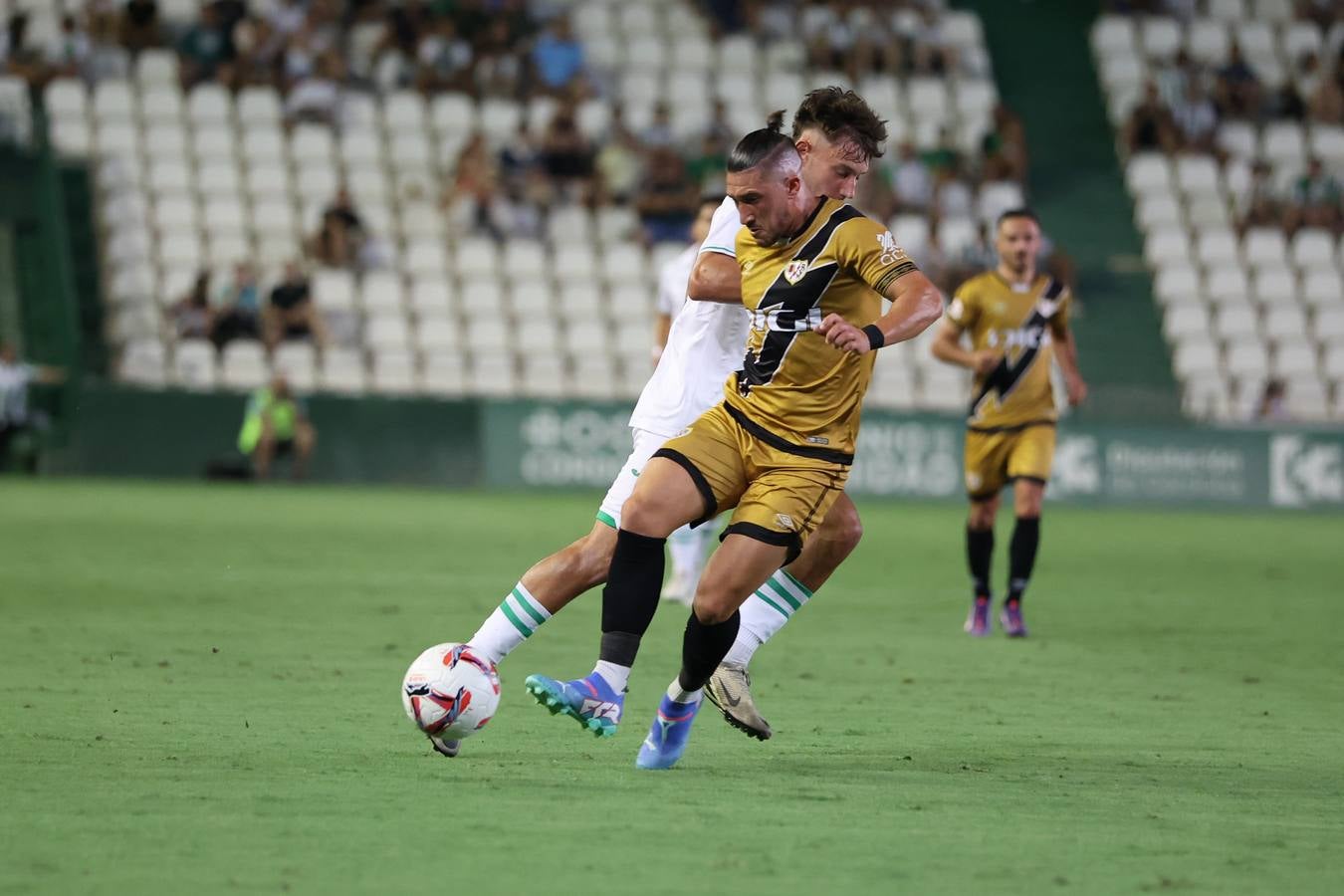 Las mejores imágenes del II Trofeo Puertas de Córdoba ante el Rayo Vallecano