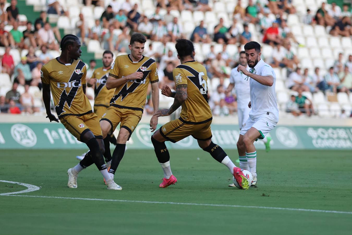 Las mejores imágenes del II Trofeo Puertas de Córdoba ante el Rayo Vallecano