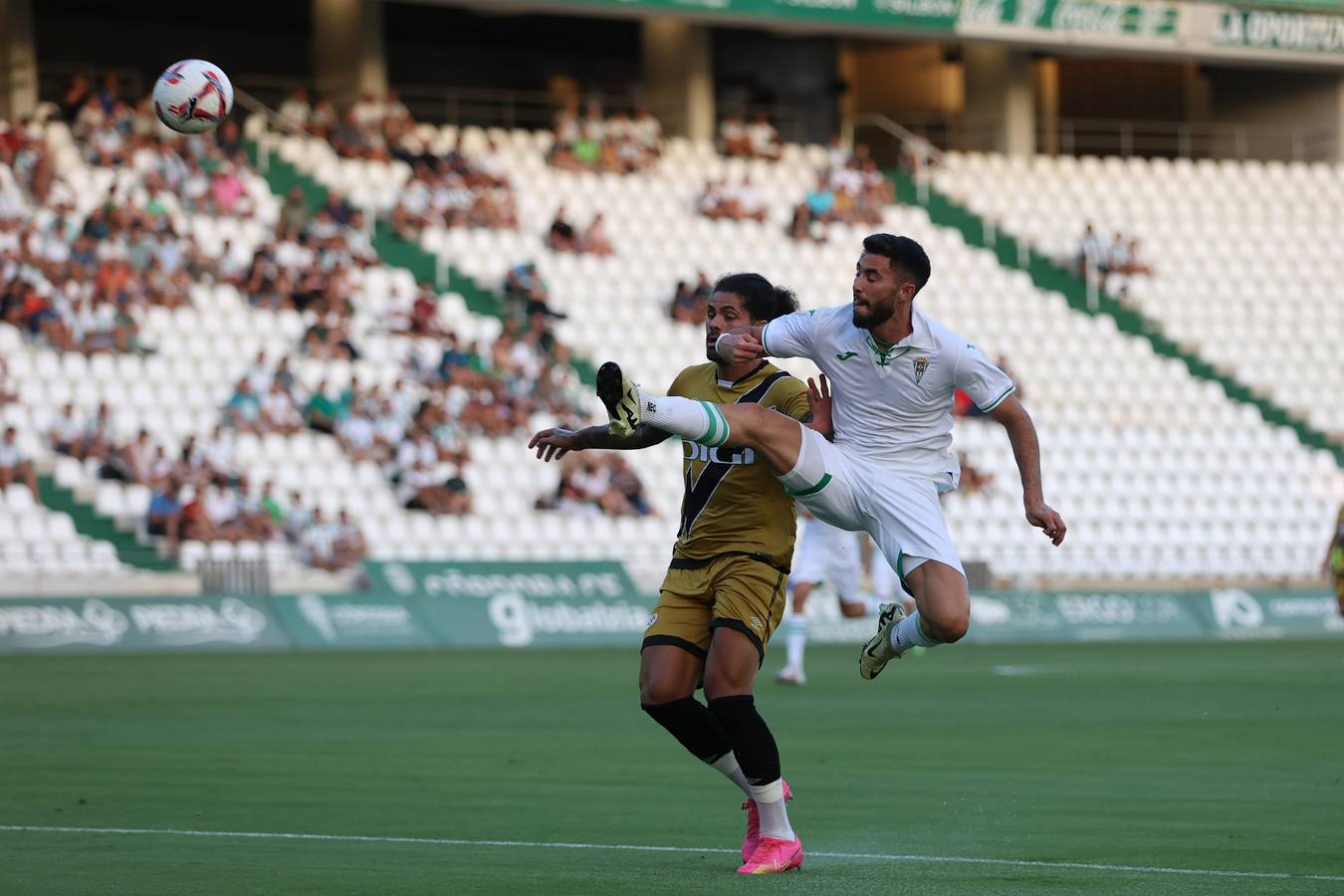 Las mejores imágenes del II Trofeo Puertas de Córdoba ante el Rayo Vallecano