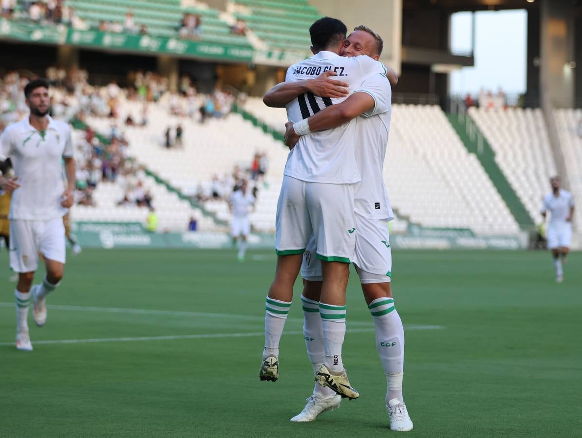 Las mejores imágenes del II Trofeo Puertas de Córdoba ante el Rayo Vallecano