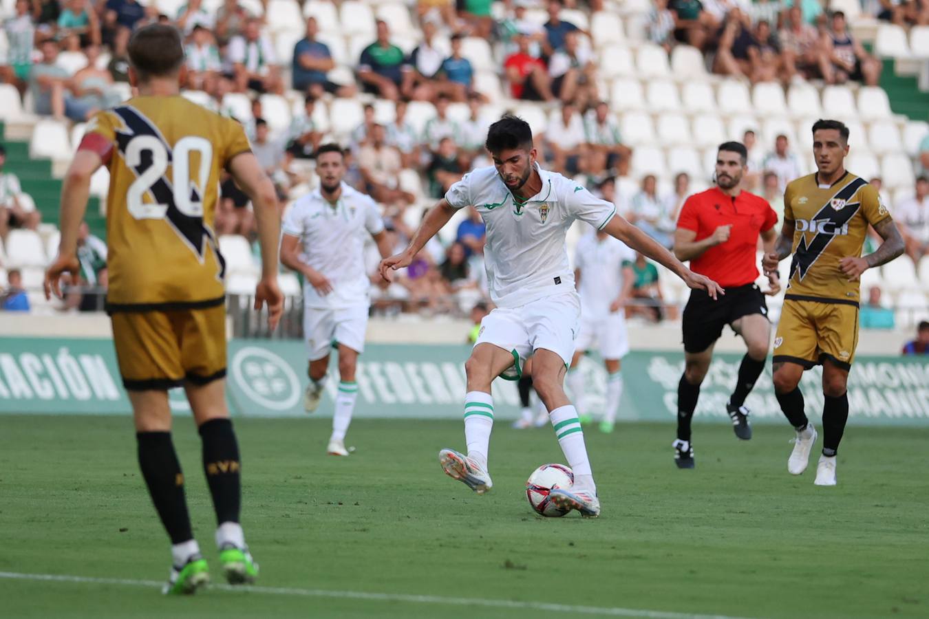 Las mejores imágenes del II Trofeo Puertas de Córdoba ante el Rayo Vallecano