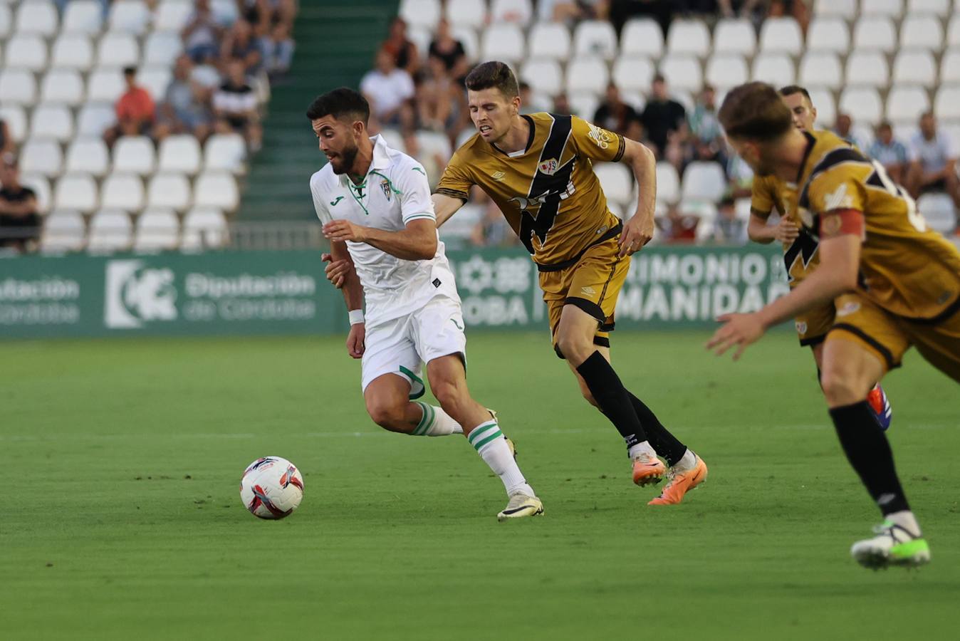 Las mejores imágenes del II Trofeo Puertas de Córdoba ante el Rayo Vallecano