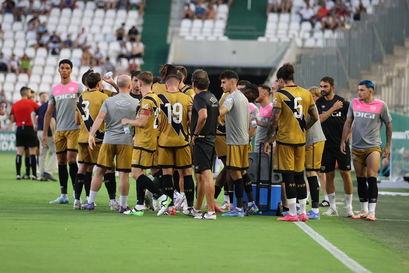 Las mejores imágenes del II Trofeo Puertas de Córdoba ante el Rayo Vallecano