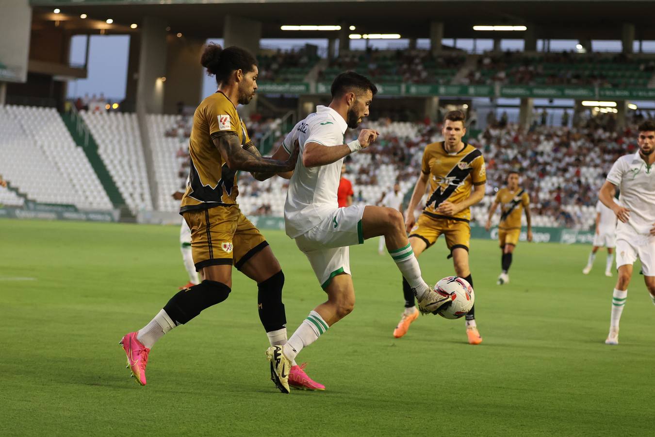 Las mejores imágenes del II Trofeo Puertas de Córdoba ante el Rayo Vallecano