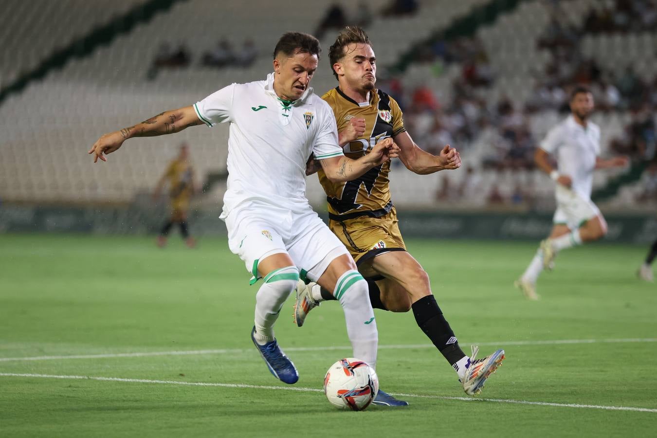 Las mejores imágenes del II Trofeo Puertas de Córdoba ante el Rayo Vallecano
