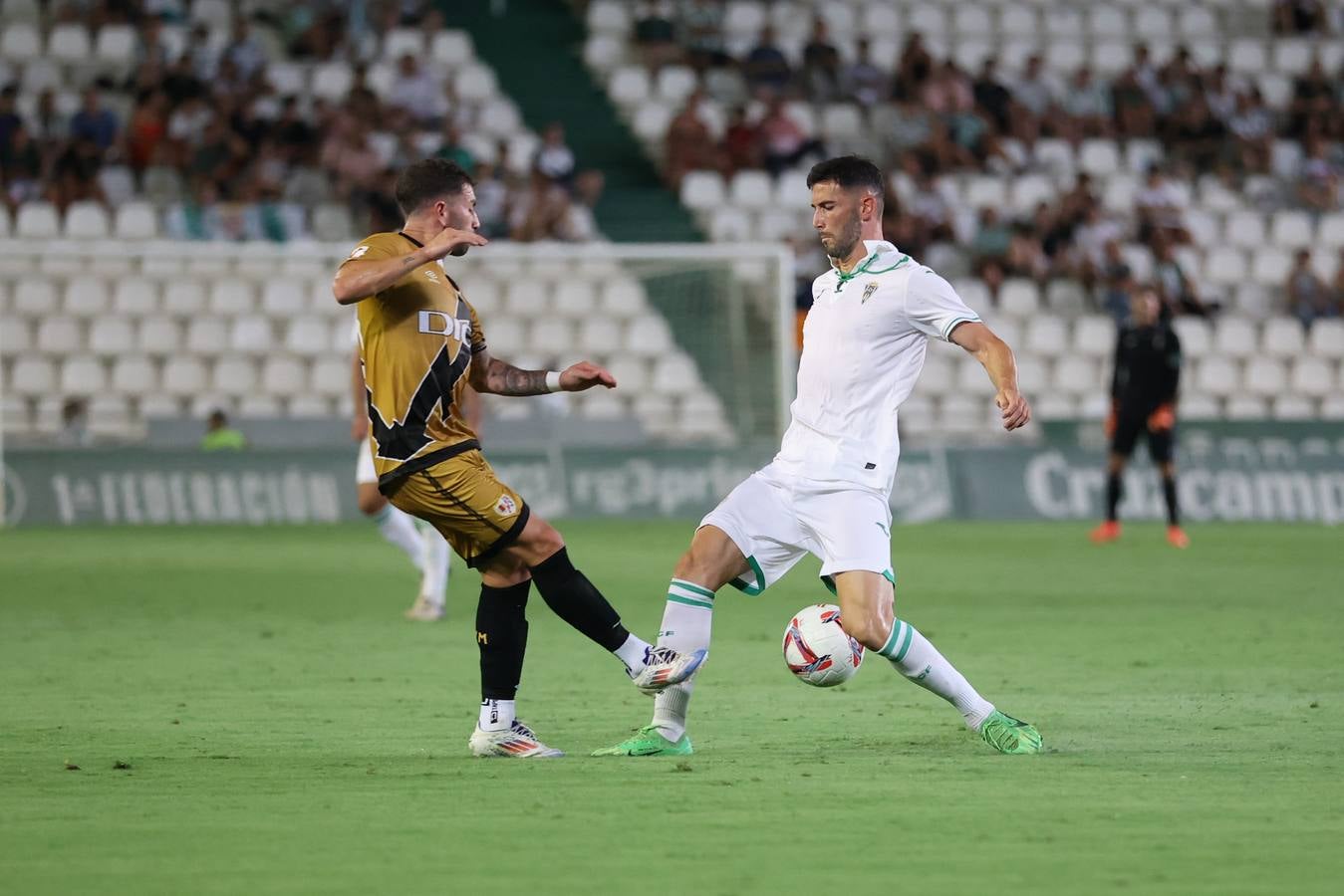 Las mejores imágenes del II Trofeo Puertas de Córdoba ante el Rayo Vallecano