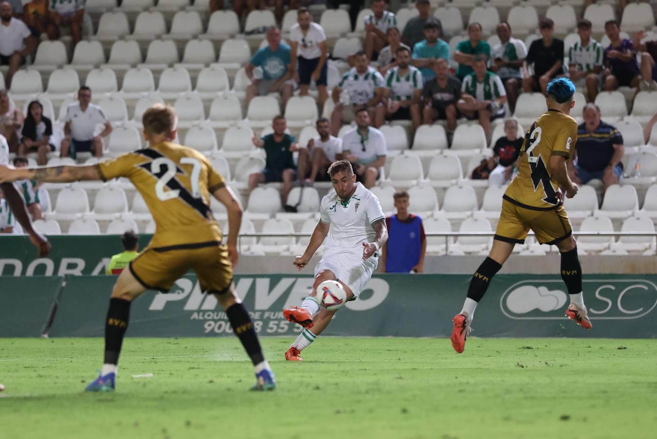 Las mejores imágenes del II Trofeo Puertas de Córdoba ante el Rayo Vallecano