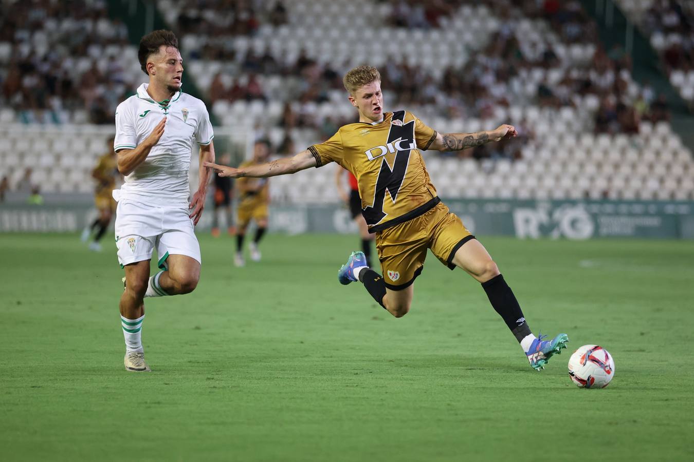 Las mejores imágenes del II Trofeo Puertas de Córdoba ante el Rayo Vallecano