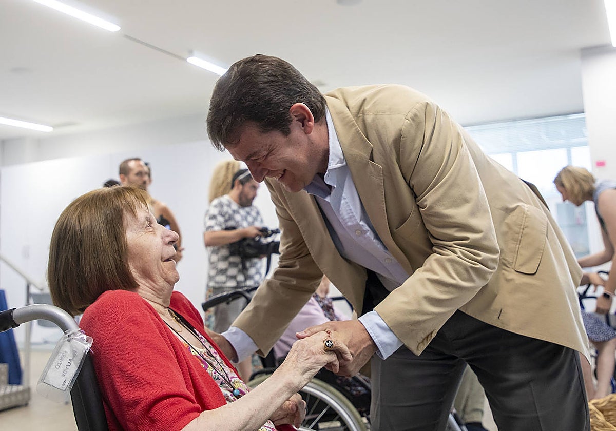 El presidente de la Junta de Castilla y León, Alfonso Fernández Mañueco, visita la nueva Residencia de Mayores San Juan de Sahagún, acompañado por el alcalde de Salamanca, Carlos García Carbayo.