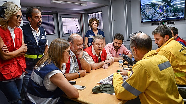 El presidente García-Page, este miércoles en su visita al puesto de mando avanzado en el incendio de Valverdejo (Cuenca)