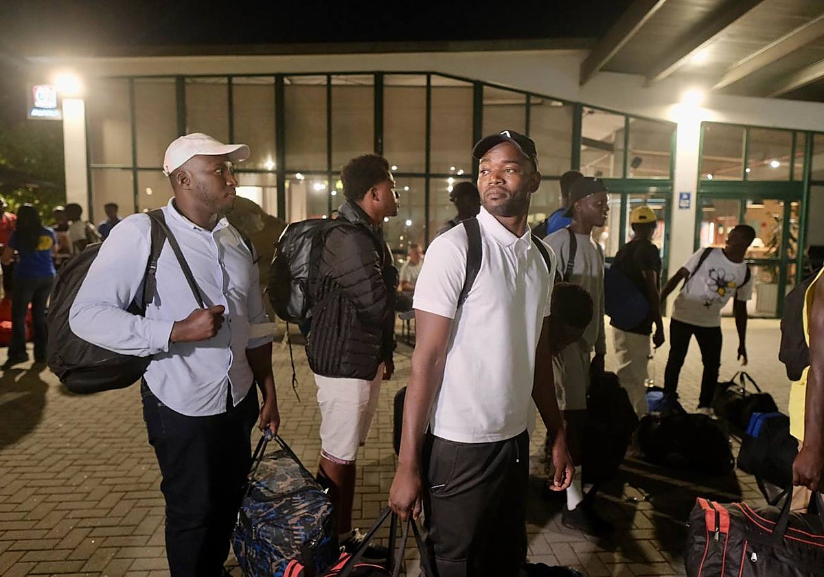 Refugiados de la guerra de Mali llegando al Monte do Gozo (Santiago de Compostela)