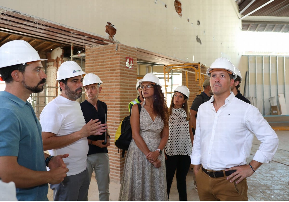 Velázquez durante su visita a las obras del Mercado de Abastos