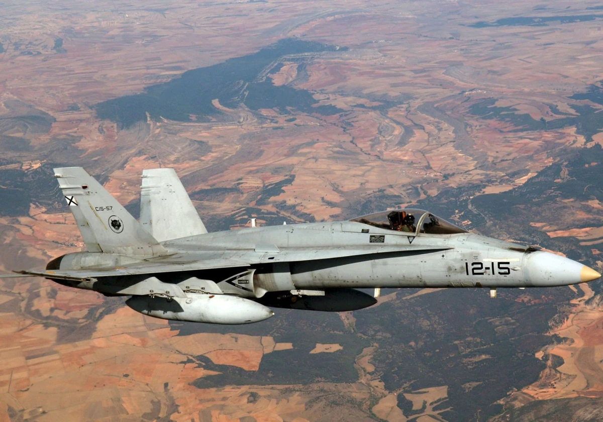 F-18 del Ejército del Aire y del Espacio en un vuelo de entrenamiento