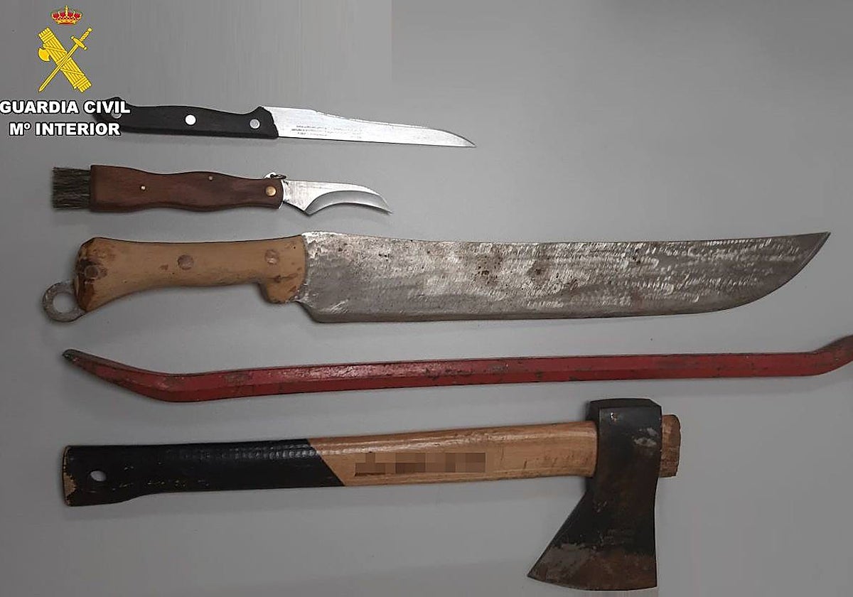 Armas incautadas por la Guardia Civil al detenido por un delito de amenazas graves con arma blanca