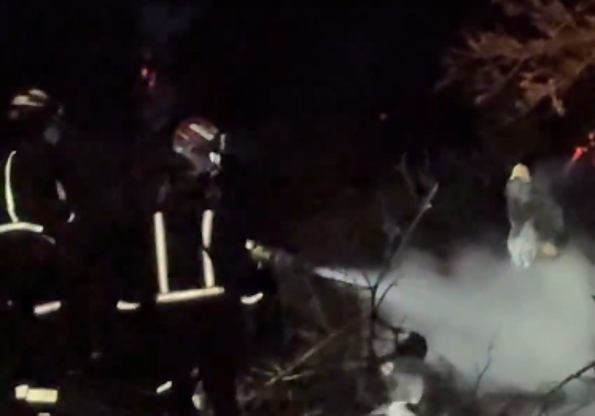 Los bomberos trabajan para apagar el fuego