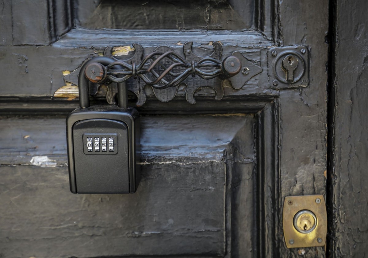 Imagen de archivo de un cajetín con las llaves de un apartamento turístico