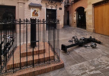 Destrozan la emblemática cruz de la plaza de San Juan de Dios del centro de Málaga