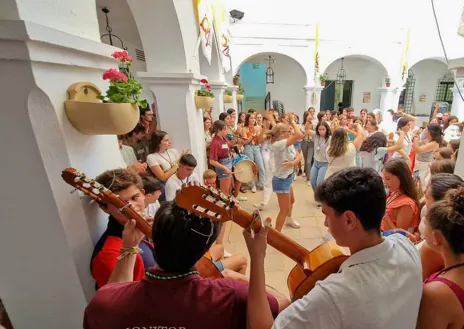 Imagen secundaria 1 - lLas jornadas, como muestran las imágenes de la celebrada el pasado año, cuentan con actividades de formación y convivencia en la aldea. A la derecha, cartel anunciado del encuentro de 2024