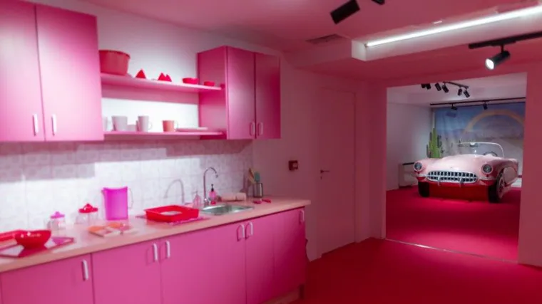 La cocina y el famoso garaje de Barbie en la exposición