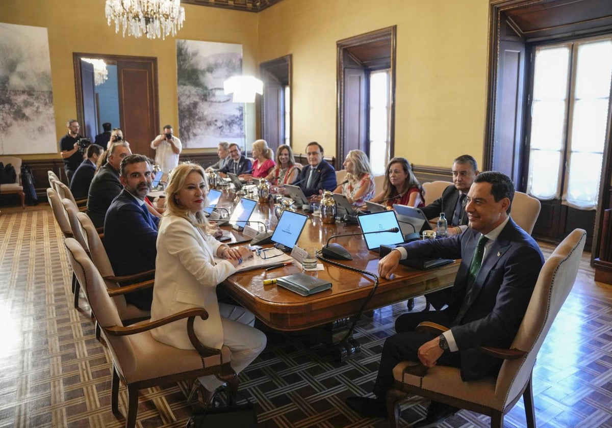 Juanma Moreno y sus nuevos consejeros, en el Consejo de Gobierno del martes tras la toma de posesión de su nuevo equipo