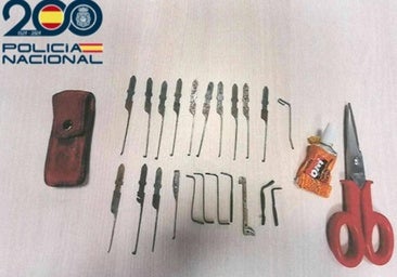 Pillado escondido en el rellano de un edificio de Valladolid tras marcar todas las puertas para cometer robos con fuerza