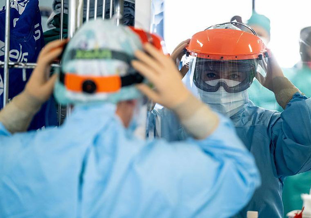 Un sanitario del hospital Álvaro Cunqueiro de Vigo durante la pandemia