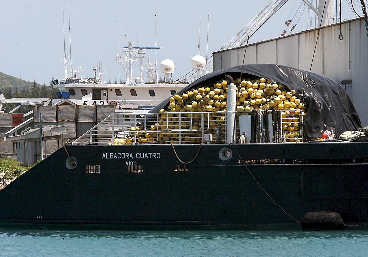 Buque atunero, foto de archivo