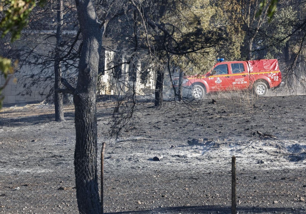 Una veintena de medios terrestres y aéreos trabajan en la extinción de un incendio forestal en Loeches