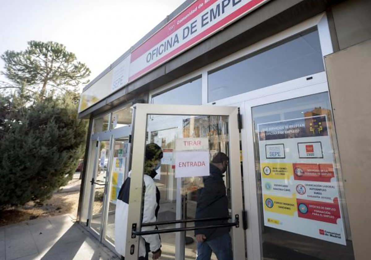 Dos personas entran en la Oficina de Empleo de Moratalaz, en foto de archivo