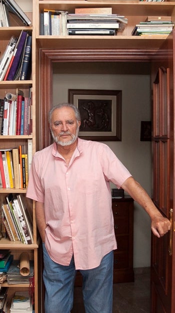 Julio Anguita dentro de su biblioteca personal