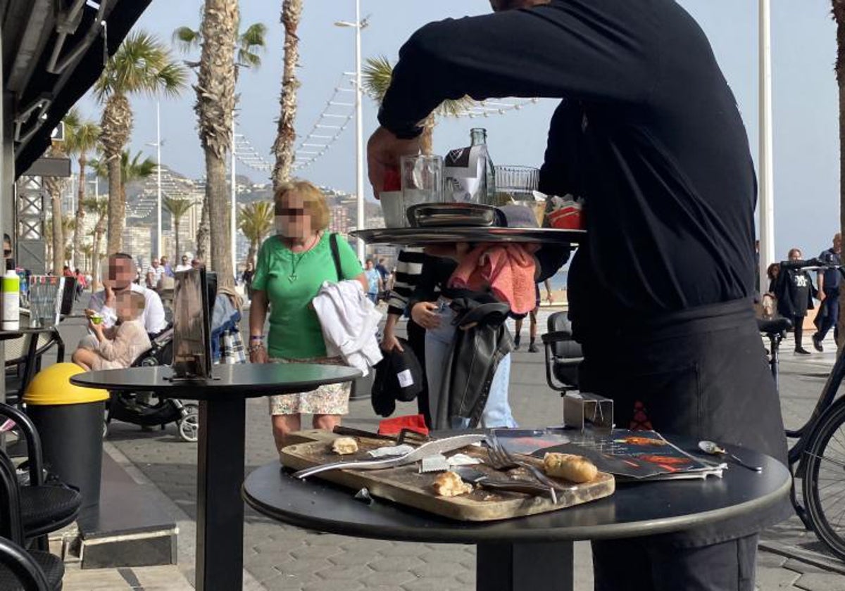 Imagen de archivo de un camarero en la terraza de un bar en la Comunidad Valenciana
