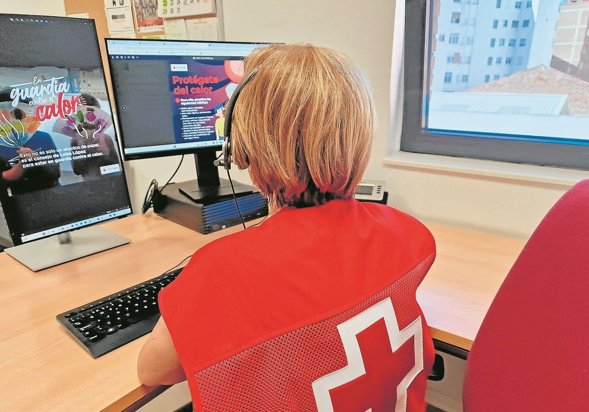 Voluntaria de Cruz Roja de la campaña 'En guardia contra el calor'