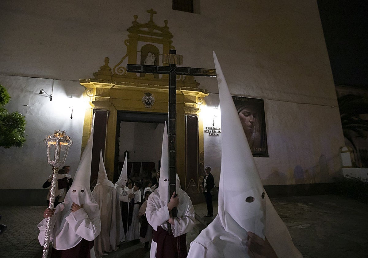 Nazarenos de la prohermandad de Puerta Nueva, en la procesión de este año