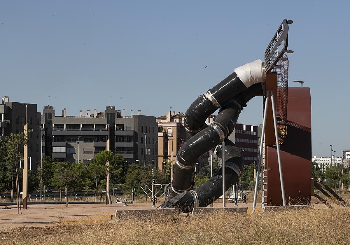 Imagen de la gran guitarra, que es una zona de juegos infantil, del Parque del Flamenco