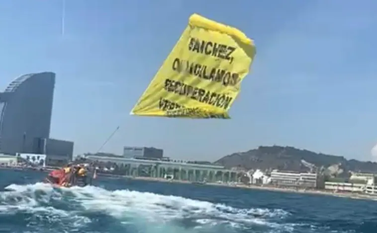 Imagen principal - Arriba, una de las embarcaciones de Greenpeace, vista desde la barca policial. Abajo, los activistas desplegando las pancartas. Y, al a derecha, un urbano achicando agua de su lancha