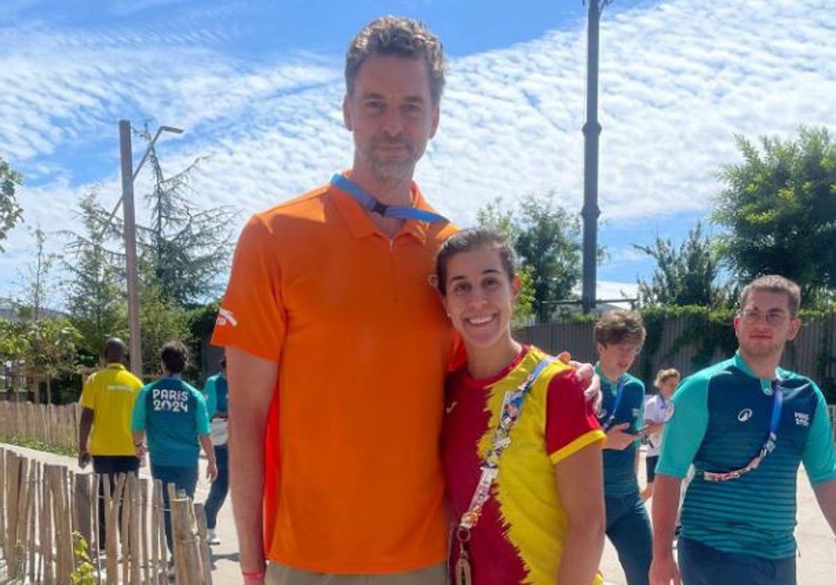 Pau Gasol se abraza con Carolina Marín en la concentración de los Juegos Olímpicos de París 2024