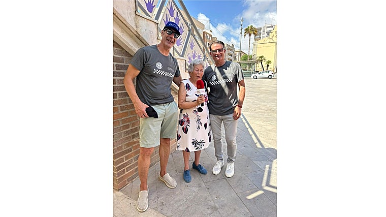 La octogeneria Maruja, junto al presidente nacional del SPPLB y el policía que sufrió amenazas con un cuchillo