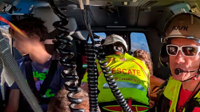 La familia rescatada, en el helicóptero