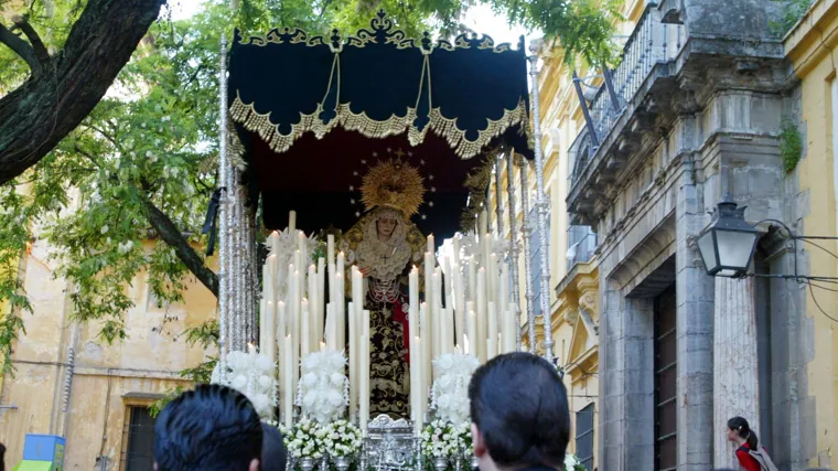 La Virgen del Rocío y Lágrimas, en la plaza del Cardenal Salazar el Miércoles Santo de 2003